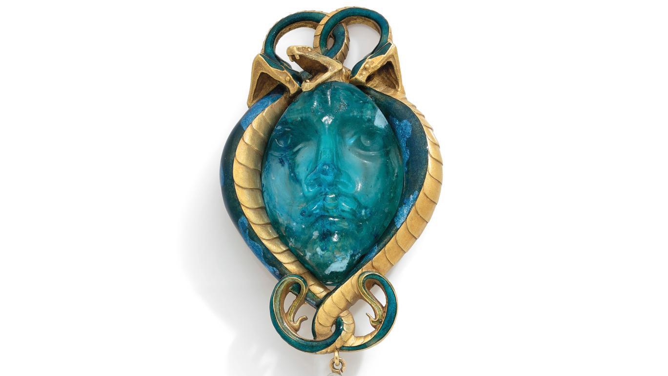 René Lalique (1860-1945), Medusa, pendant with a Medusa head in blue-green repolished... A Stunning René Lalique Pendant 