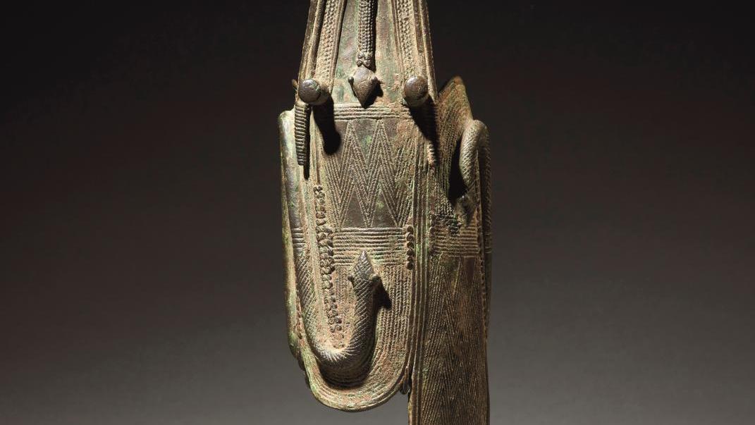Bracelet gan (Burkina Faso) en bronze figurant un serpent lové, bronze, h. 30,5 cm.... La passion de la galeriste Maine Durieu pour l’art de l’ethnie gan
