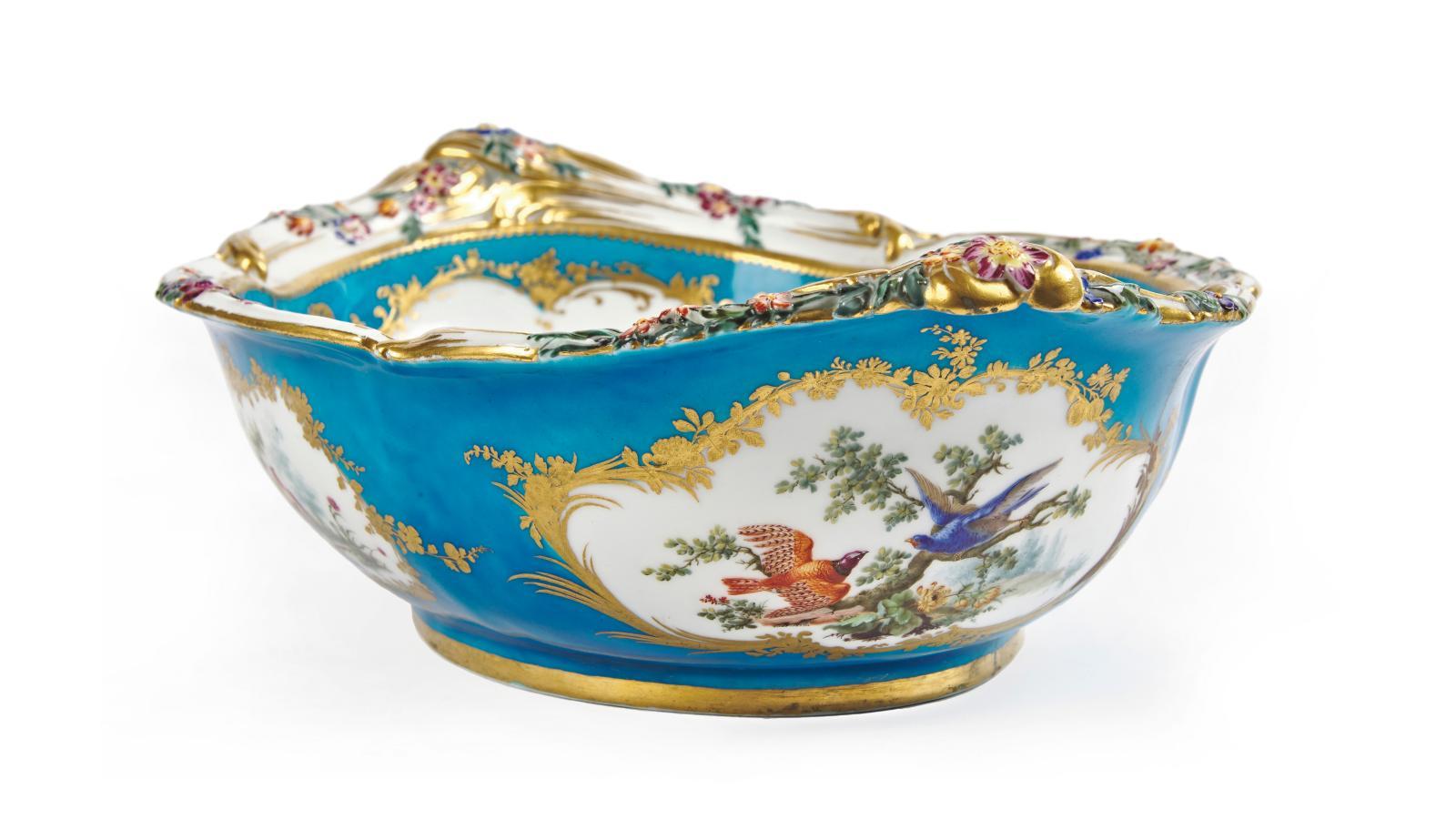 Manufacture de Vincennes XVIIIe siècle. Bassin à fleurs de relief en porcelaine tendre... Une porcelaine de Sèvres diplomatique