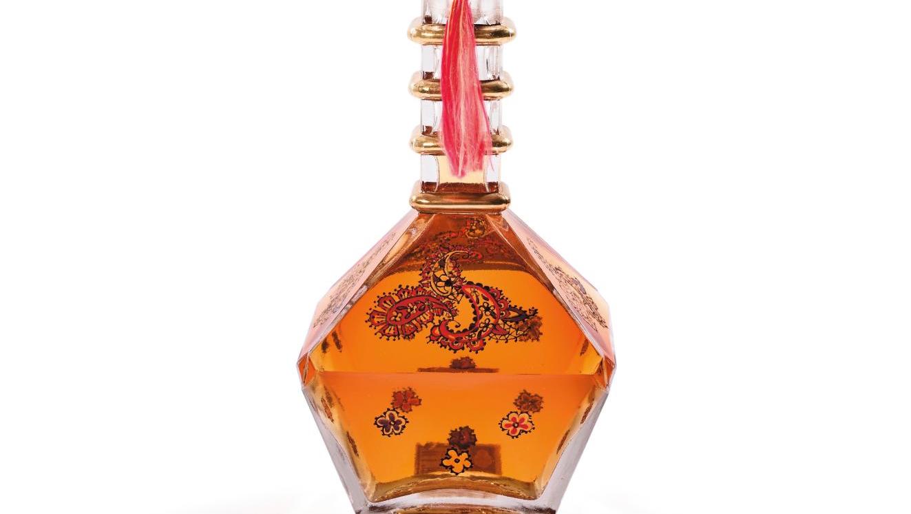 Guerlain, début XXe siècle, flacon en verre d’inspiration orientale, panse à motifs... Collection Sylvie Guerlain : parfum(s) de femme