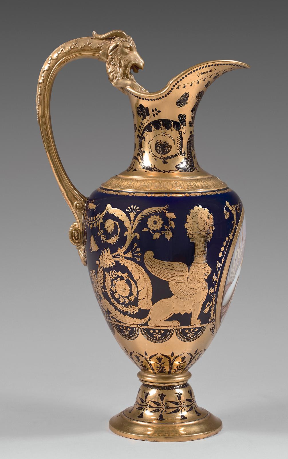 Ce grand pot à eau (h. 378 cm) et son bassin (47 x 21,5 x 8,5 cm) en porcelaine, produits par Sèvres en 1807, ont été offerts à Joachim Mu