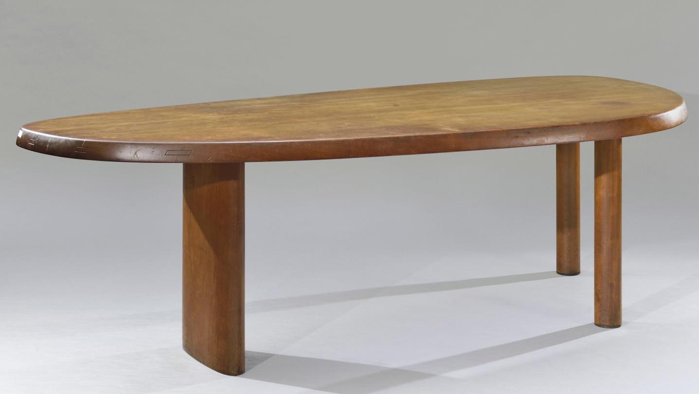 Charlotte Perriand (1903-1999), table de forme libre dite «Feuille», vers 1960, bois... Charlotte Perriand, Borsani et Combas