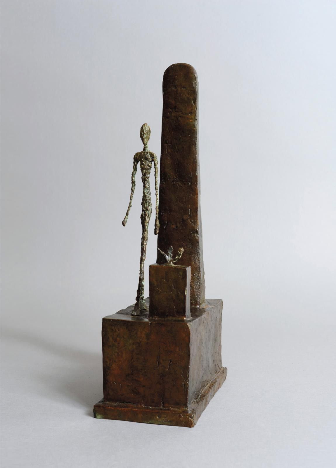 Alberto Giacometti (1907-1966), L’Homme qui marche, 1957, bronze, 39.1 x 10.9 x 18,6 cm/15.39 x 4.29 x 7.32 in.COURTESY GALERIE MICHEL GIR