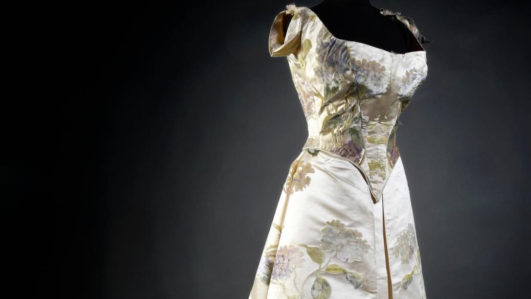 Robe de bal griffée Worth, vers 1900, velours au sabre sur fond satin crème à décor... Invitation au bal en robes de grand soir signées Worth