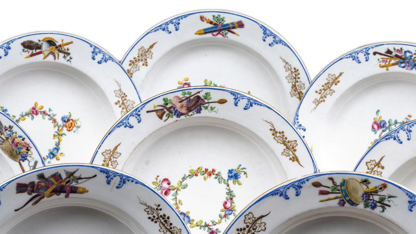 XVIIIe siècle, manufacture de Sèvres. Ensemble de huit assiettes à potage en porcelaine... Des assiettes de Sèvres ayant appartenu à Louis XV