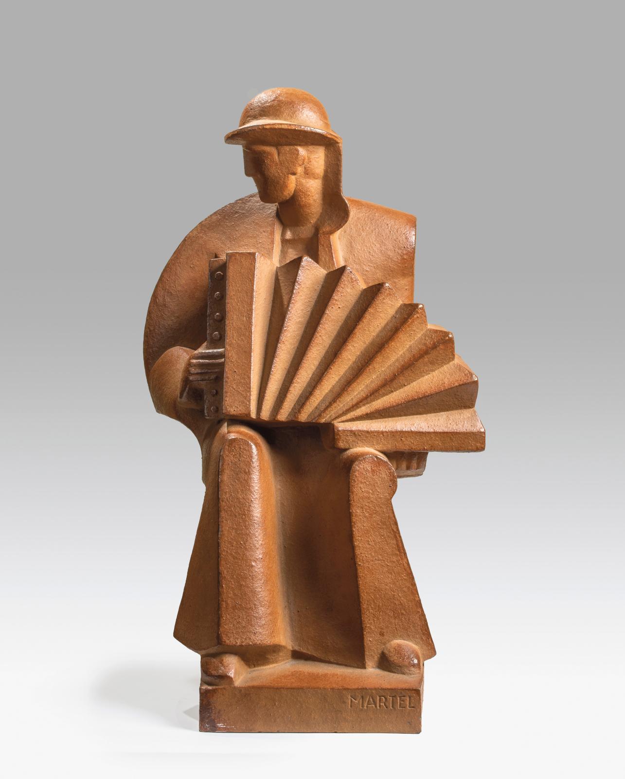 Jan et Joël Martel (1896-1966), Le Joueur d’accordéon, vers 1930, sculpture en grès brun cuivré, signée, porte le cachet de Sèvres et les 
