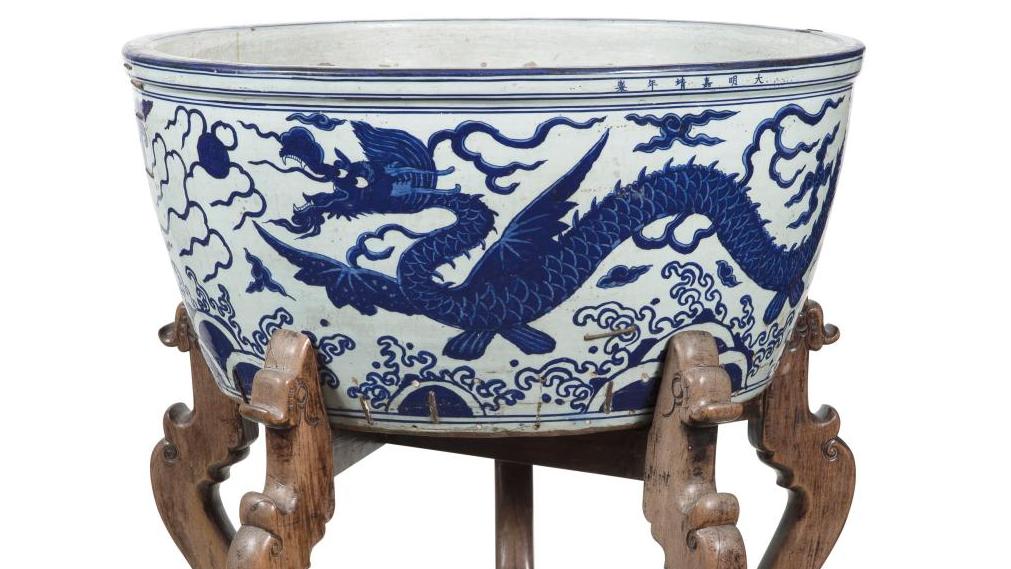 Chine, période Jiajing (1521-1567), vasque en porcelaine blanche à décor de deux... L'art asiatique sous les auspices du dragon