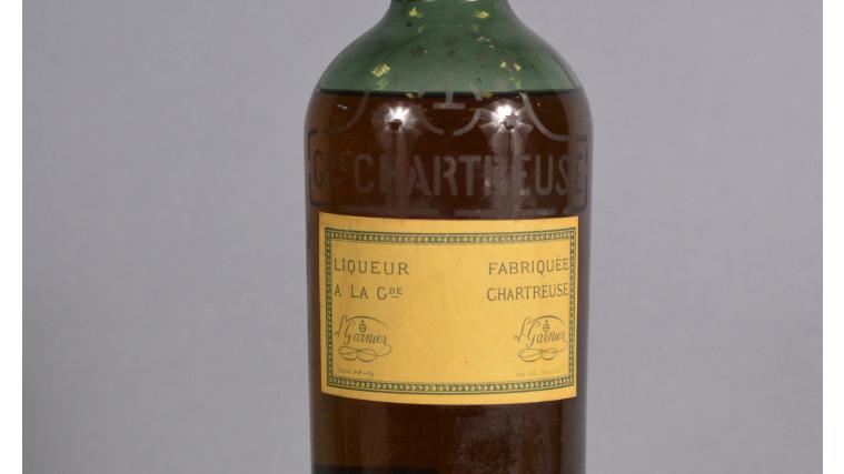 Bouteille de chartreuse jaune «Les Liquidatreuses», période 1904-1929. Adjugé : ... À la recherche des secrets des Chartreux…