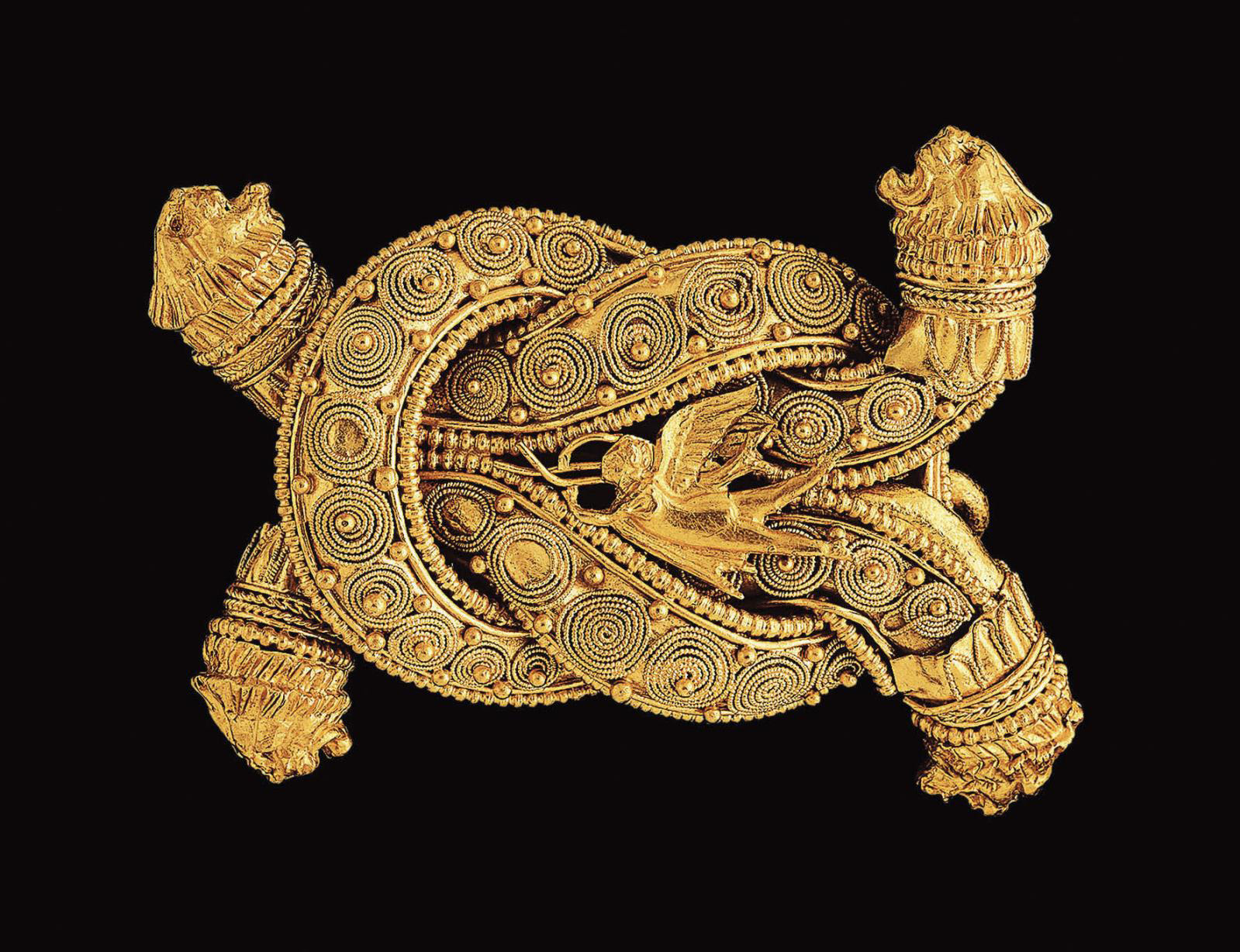 Gold brooch, Greece, Hellenistic period, c. 300 BC.Photo: Prudence Cuming Ltd. Al Thani Collection. All rights reserved