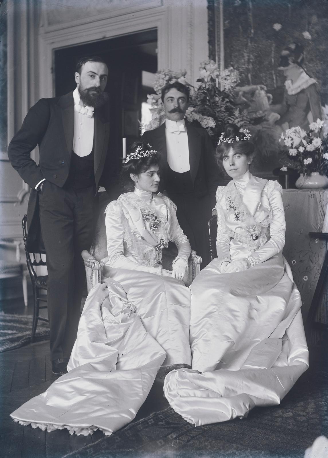 Ernest Rouart, Julie Manet, Paul Valéry et Jeannie Gobillard, rue de Villejust, le jour de leur mariage, 31 mai 1900. Archives du Mesnil, 