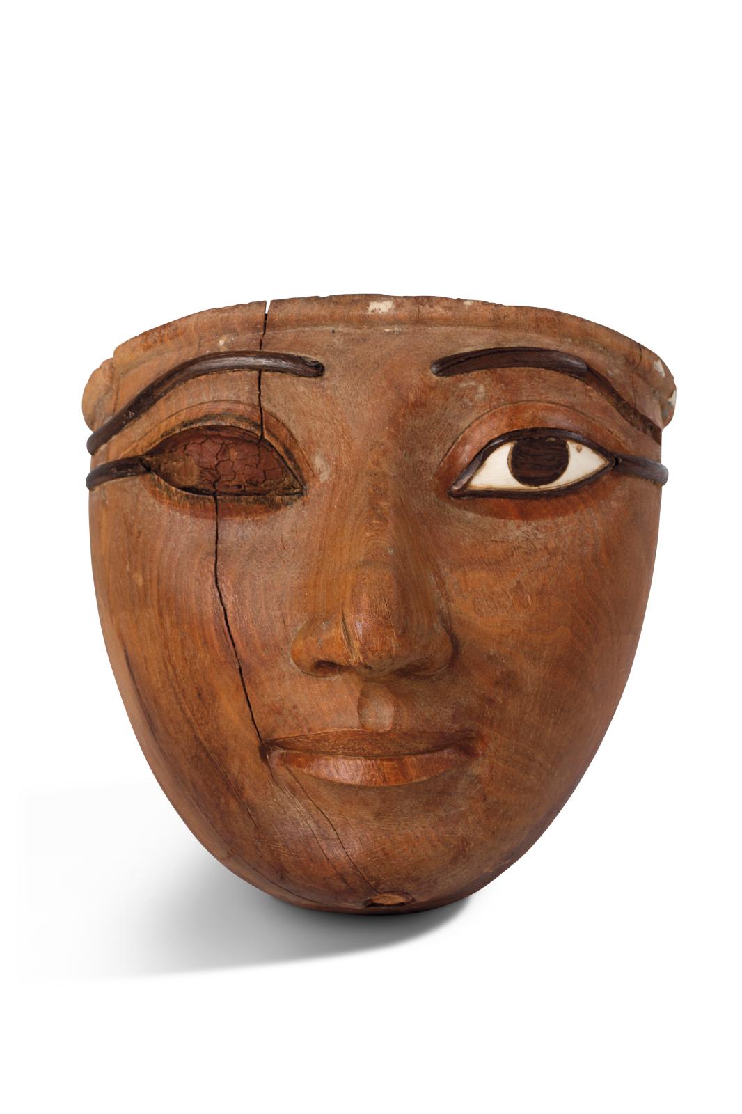 Un masque de sarcophage égyptien.