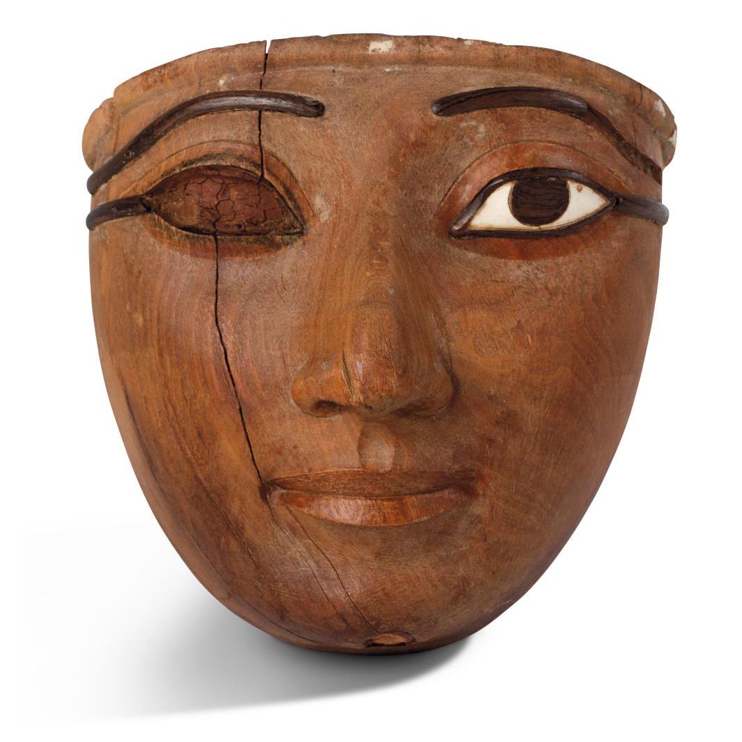Un masque de sarcophage égyptien. - Avant Vente