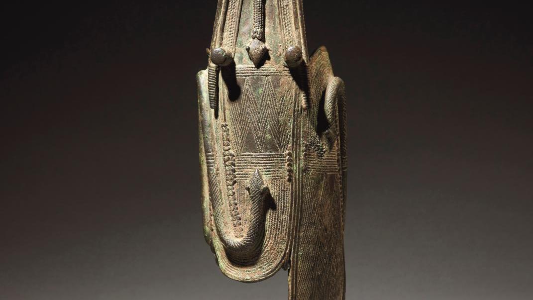Burkina Faso, peuple gan. Bracelet en bronze figurant un serpent lové, h. 30,5 cm.... Bronze et or Gan de la galerie Maine Durieu