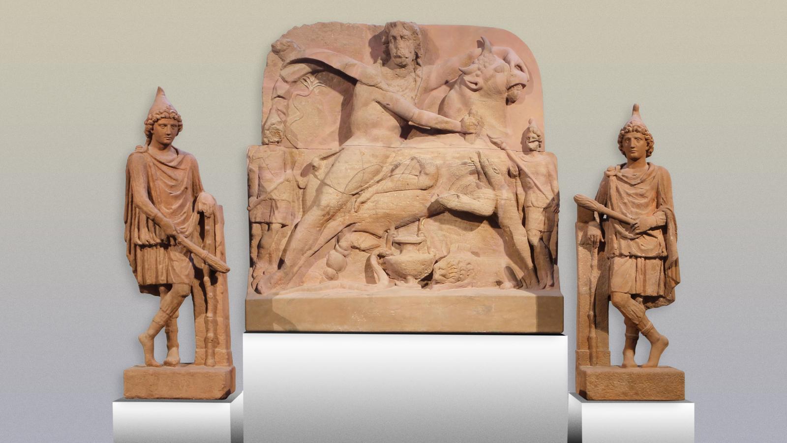 Relief tauroctonique et statues de Cautès et Cautopatès, mithreaum III de Nida-Heddernheim.... Le culte de Mithra au musée Royal de Mariemont