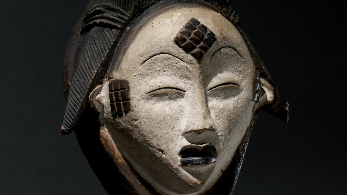 Masque de danse punu (Gabon), en bois et pigment naturel blanc, ancienne patine  brune,... Collection Max-Pol Fouchet, livres, art naïf...