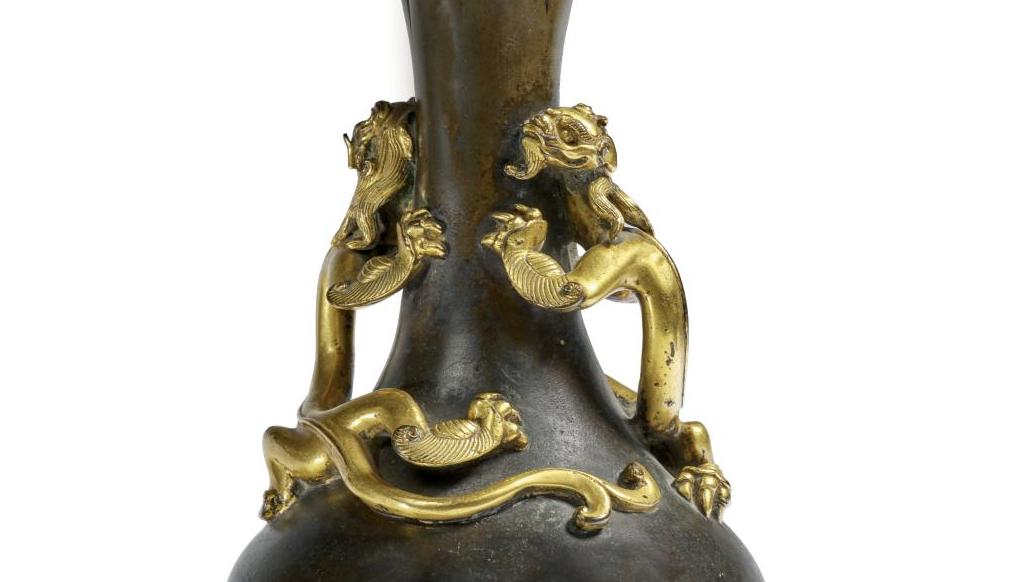 Chine, fin de l’époque Ming. Vase de forme suantouping en bronze à patine brune orné... Vase en bronze de la fin de l’époque Ming 