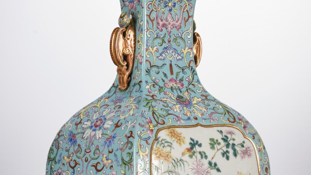 Chine, période Qianlong (1736-1795). Vase en porcelaine de section quadrangulaire,... Impériale porcelaine d'époque Qianlong