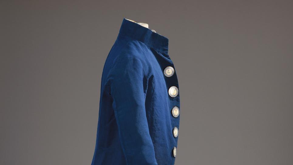 Vers 1785-1788, habit de jeune homme en velours de soie épinglé bleu roi, garni de... Un habit galant pour le musée 