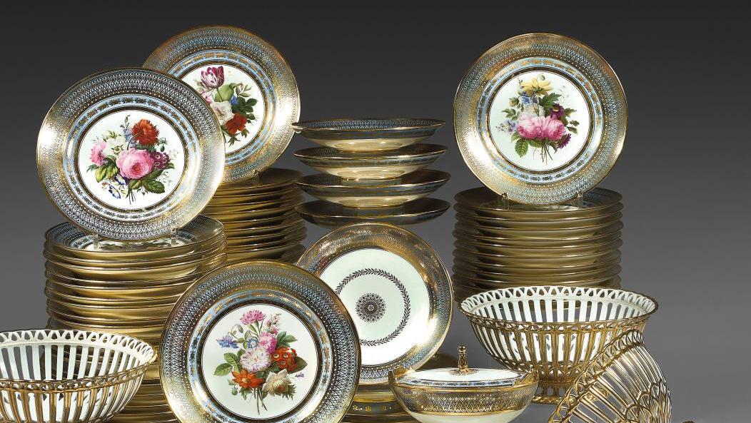 Manufacture royale de Sèvres, 1826-1827, service en porcelaine dure à décor de bouquets... Sèvres, cadeau diplomatique de Charles X