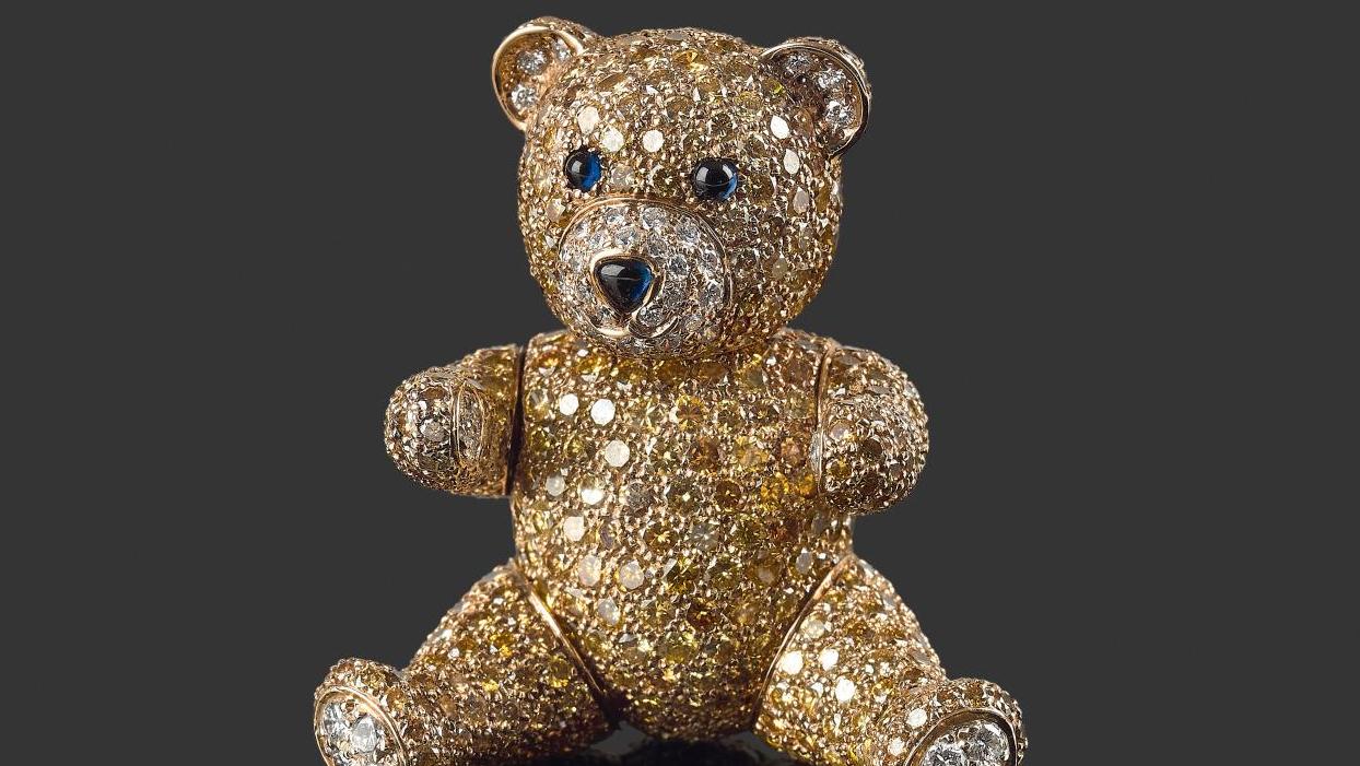 Travail français, pendentif Teddy transformable en broche, représentant un ourson... Des diamants pour une peluche