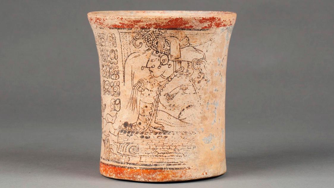 Mexique, Maya, 550-750. Vase en terre cuite beige à décor polychromé beige, marron... La céramique mexicaine sous protection