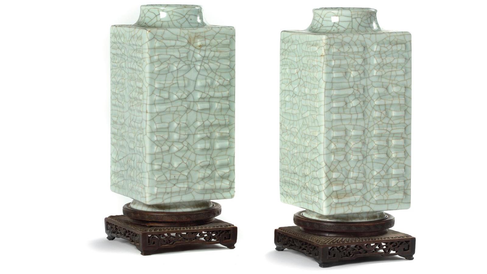 Chine, période Daoguang (1820-1850), paire de vases « cong » en porcelaine et émail... Des porcelaines de collection