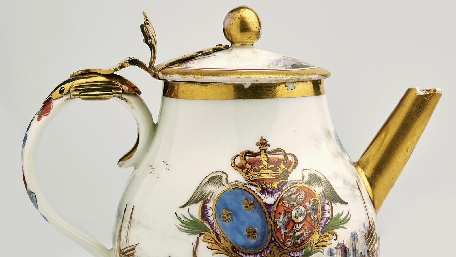Théière couverte en porcelaine de Meissen provenant du service offert à la reine... La théière en meissen de la reine Marie Leszczynska