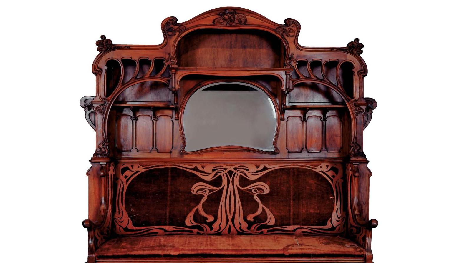 Eugène Gaillard (1862-1932), banquette art nouveau en noyer nervuré, mouluré et sculpté,... Un meuble historique de Gaillard pour le MAD