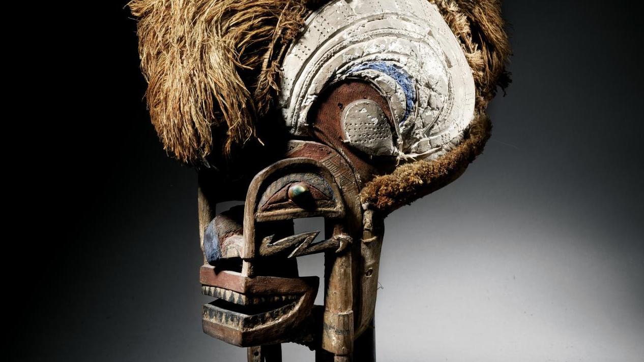 New Ireland, Tatanua mask in wood, feather, shells, lime, red ochre, blue pigment,... The Secret Museum of Painter Sam Szafran and His Wife Lilette