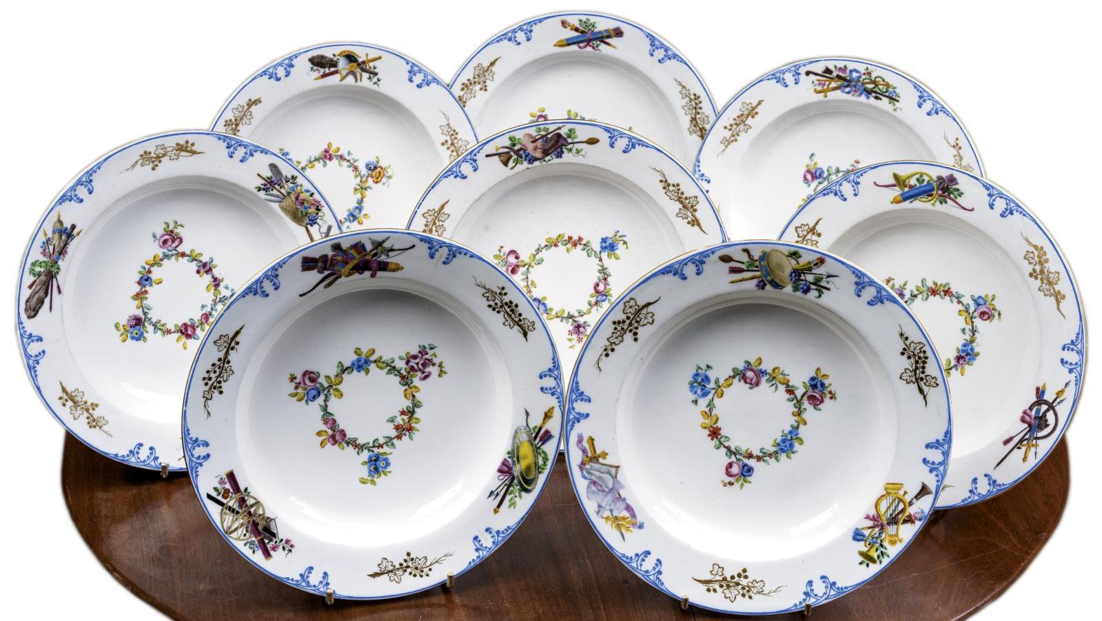 XVIIIe siècle, manufacture de Sèvres. Ensemble de huit assiettes à potage en porcelaine... Retour à Versailles pour un service de Louis XV