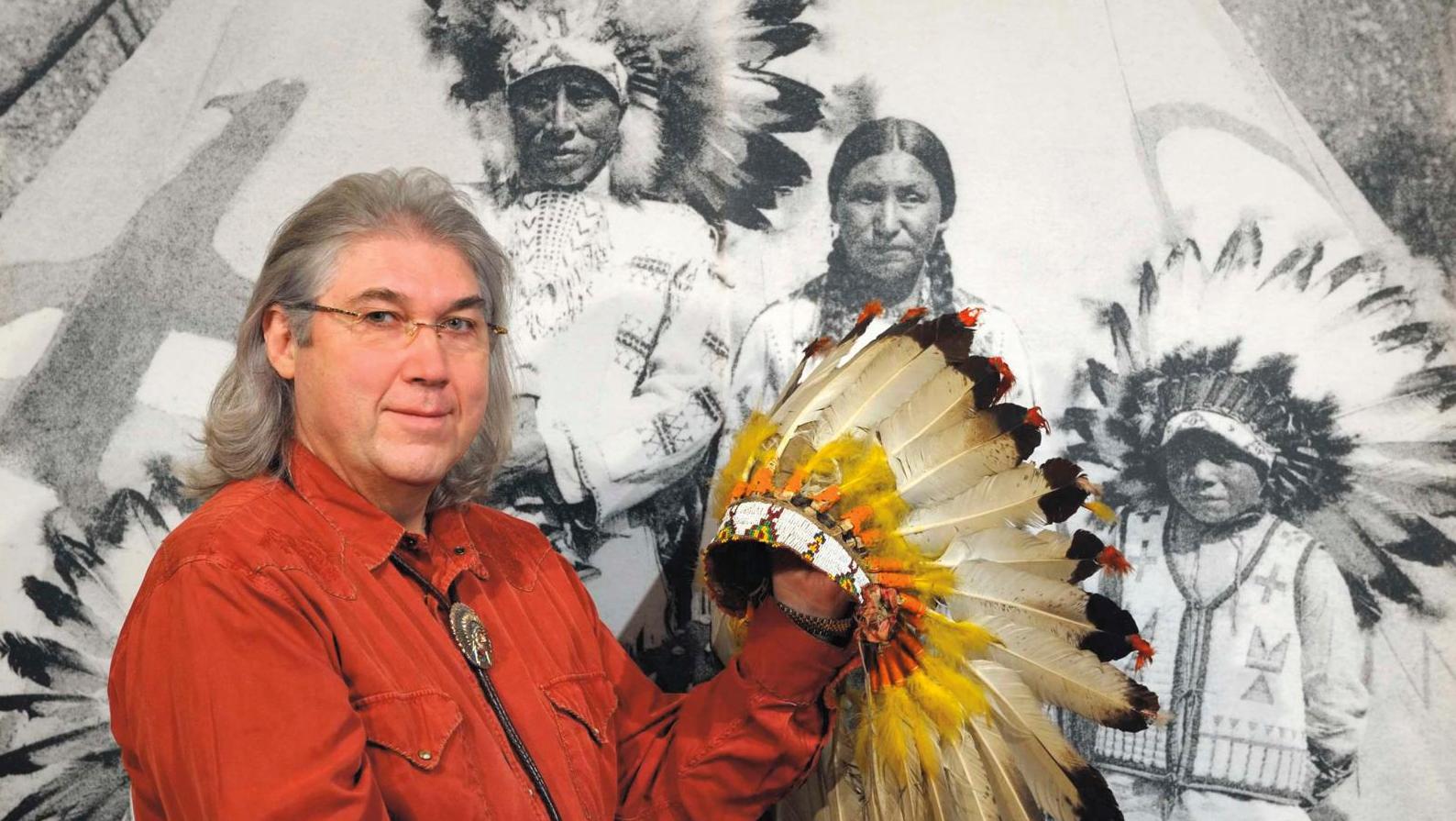 François Chladiuk devant une photographie de la famille Littlemoon. © Pierre Buc... François Chladiuk,  dans les pas des Lakotas
