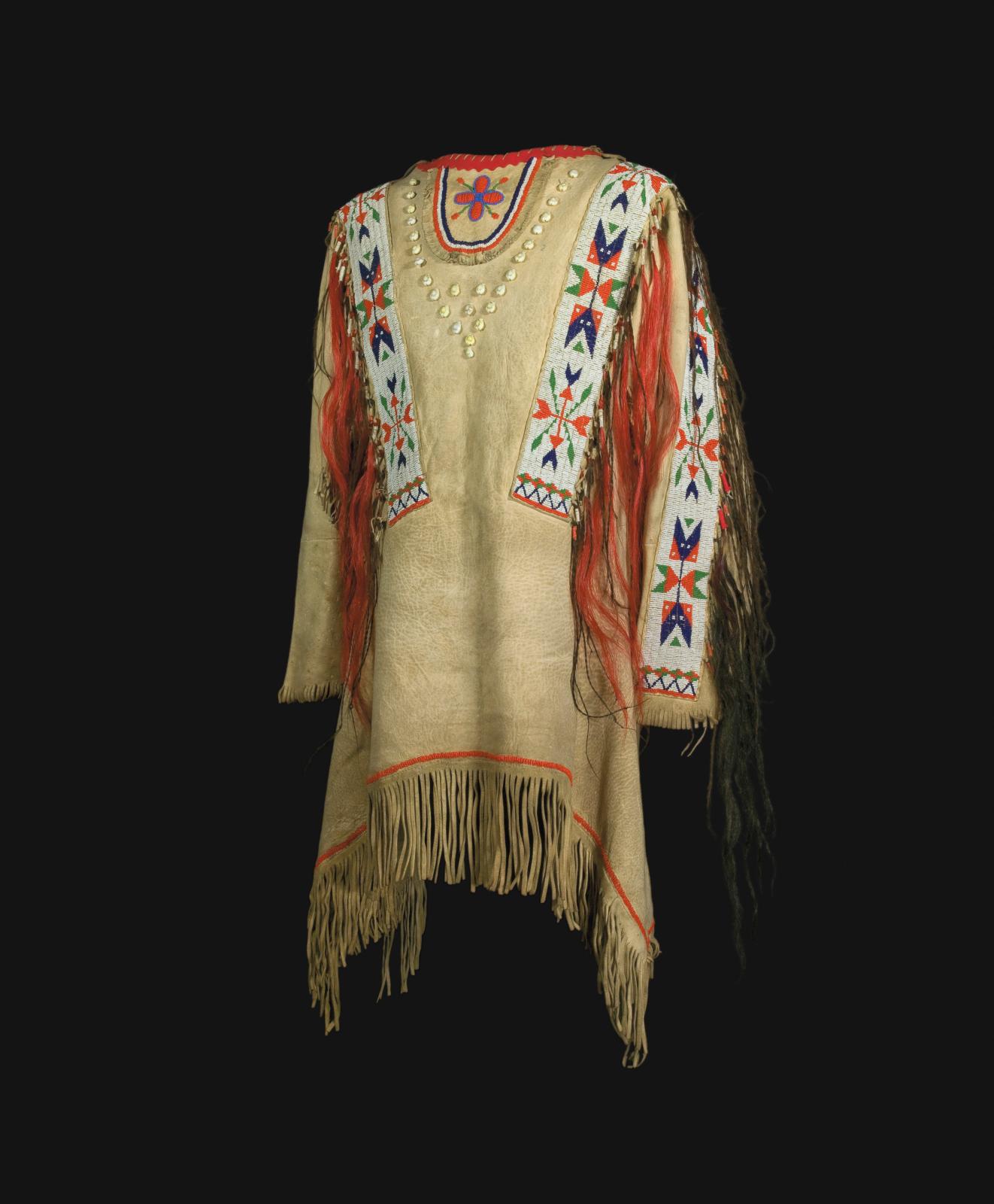 Costume de guerre ayant appartenu à Charly Little Boy. Avant 1935, région des Plaines, Dakota du Sud, population lakota, cuir, crinde chev