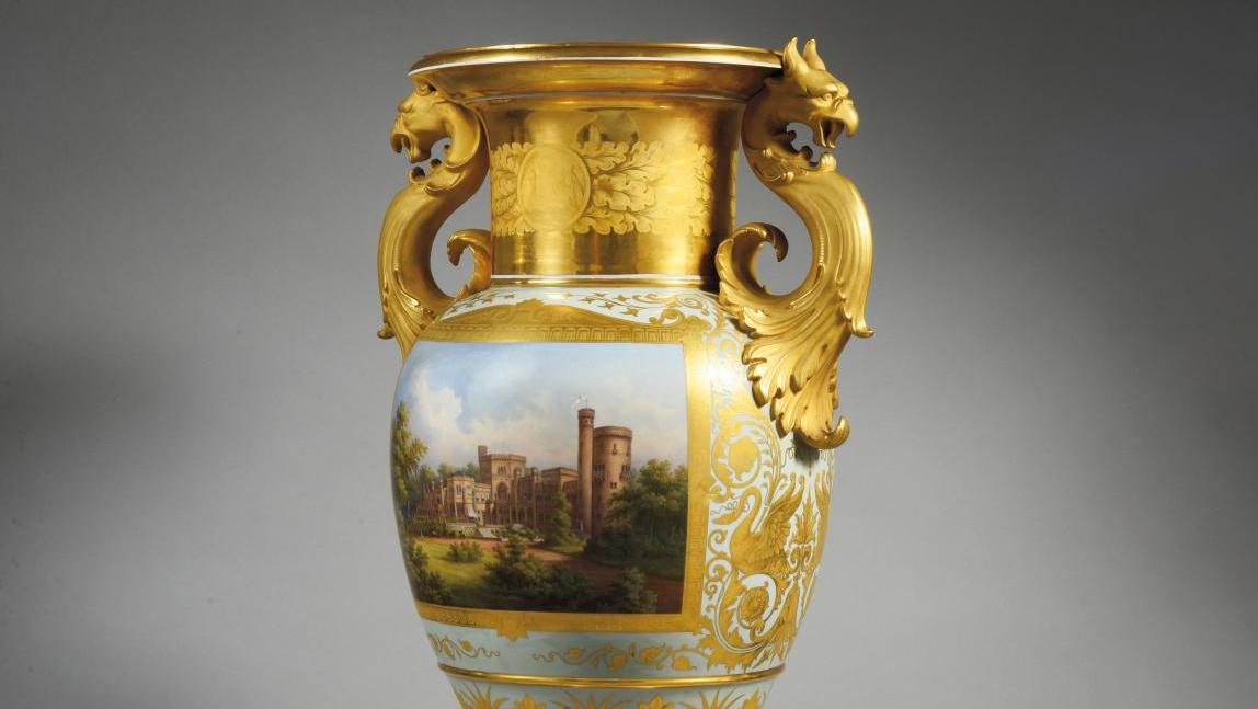 Manufacture royale de Berlin, période 1849-1870, vase en porcelaine dure à fond or... Un palais de porcelaine