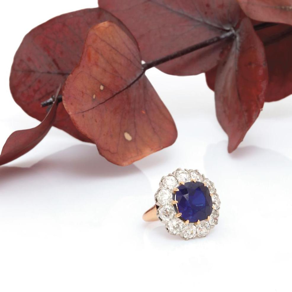 A Vivid Blue Sapphire Straight From Kashmir - Lots sold