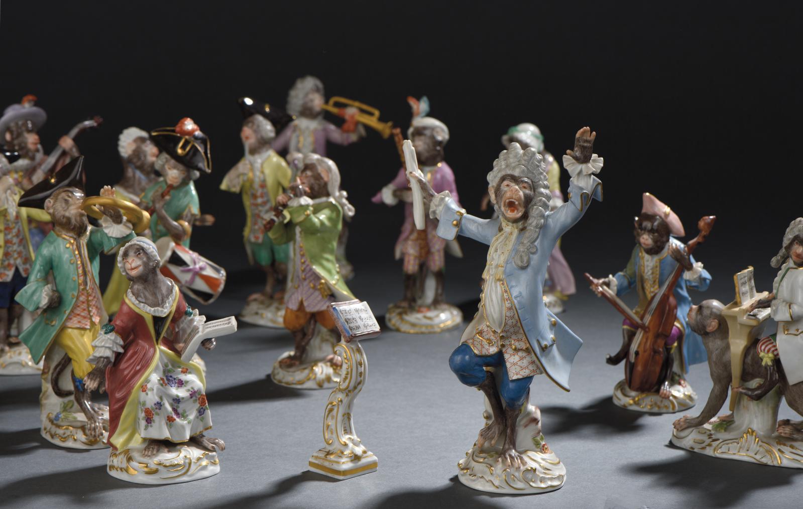 Meissen, fin XIXe ou début XXe siècle, orchestre de singes musiciens en porcelaine polychrome, il comprend 20 musiciens et un chef d’orche