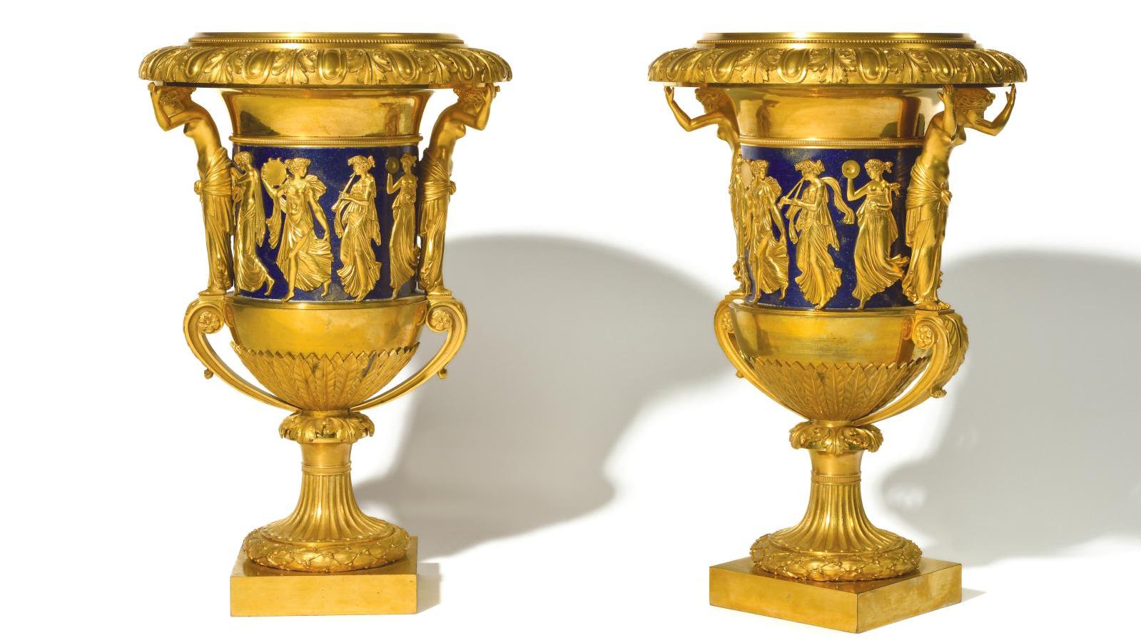 Fin du XVIIIe-début du XIXe siècle, vers 1800, paire de vases en bronze doré et laqué... De la Haute Époque au néoclassicisme