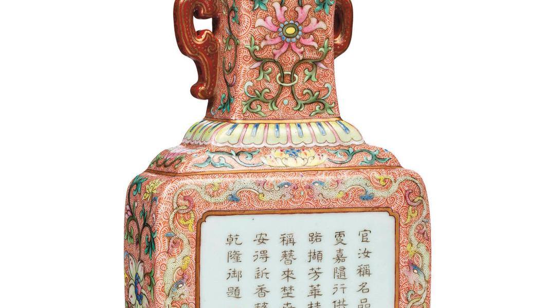Chine, époque Qianlong (1736-1796). Vase mural en porcelaine polychrome à section... Des porcelaines chinoises à six chiffres