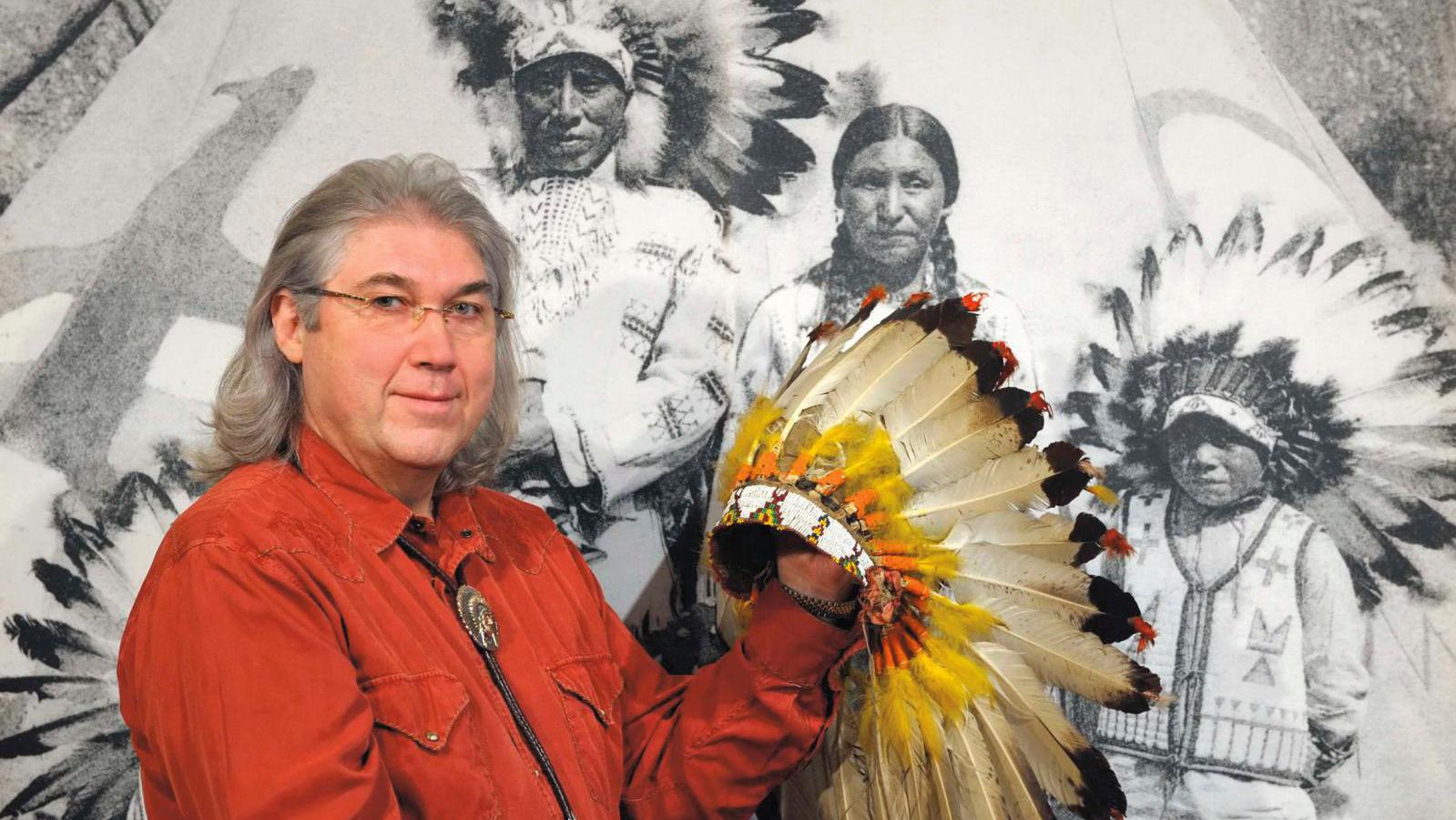 François Chladiuk in front of a Littlemoon family photograph© Pierre Buch François Chladiuk, in the Footsteps of the Lakota