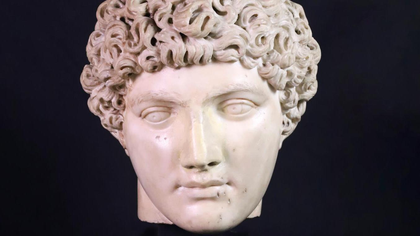 Époque romaine, vers 138-150. Tête de jeune prince, marbre blanc (nez restauré au... Un prince de la jeunesse en marbre de l’époque antonine
