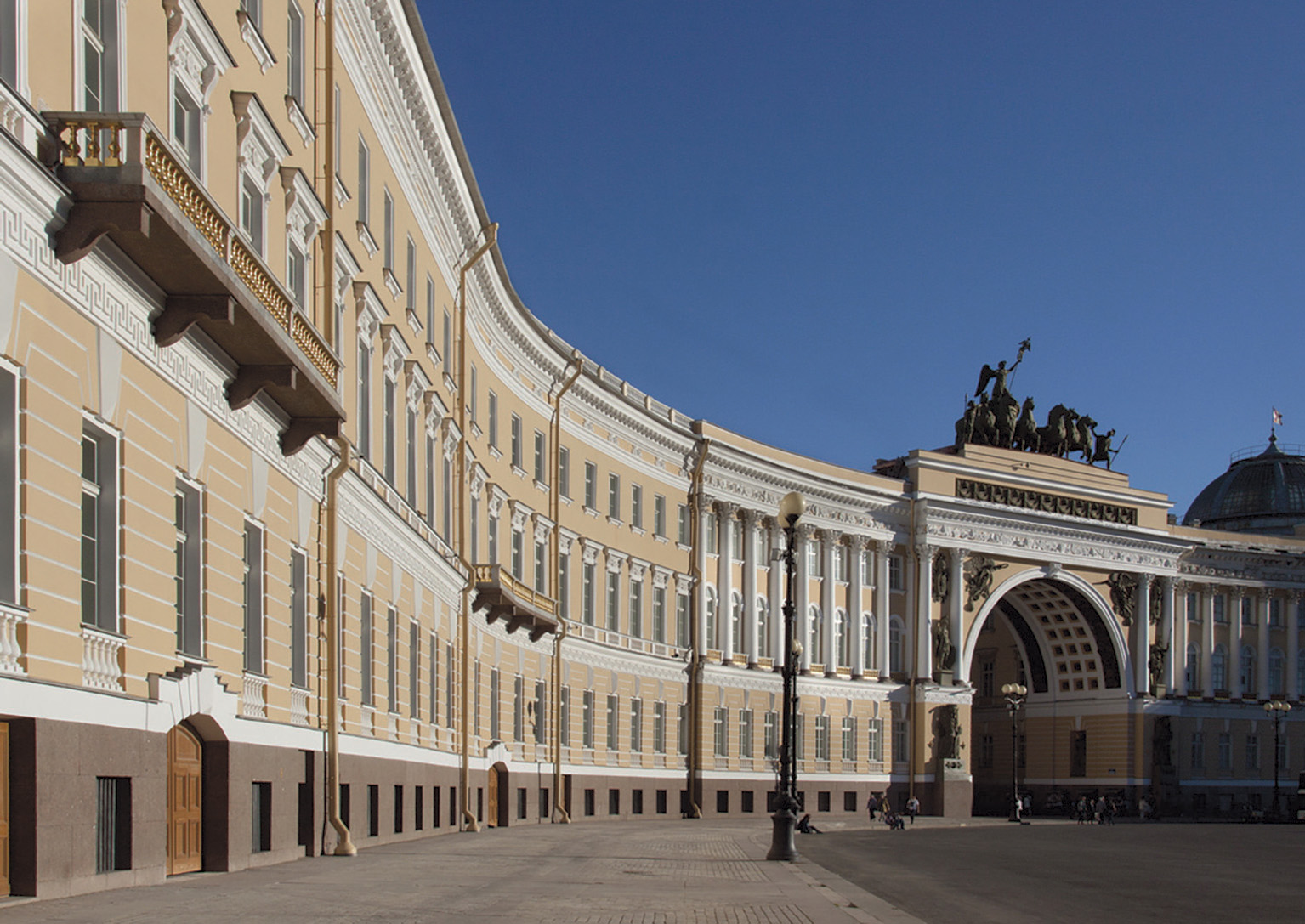 Le bâtiment du Glavny Stab, ou État-Major, sur la place du palais d'Hiver à Saint-Pétersbourg, abrite désormais une partie des collections