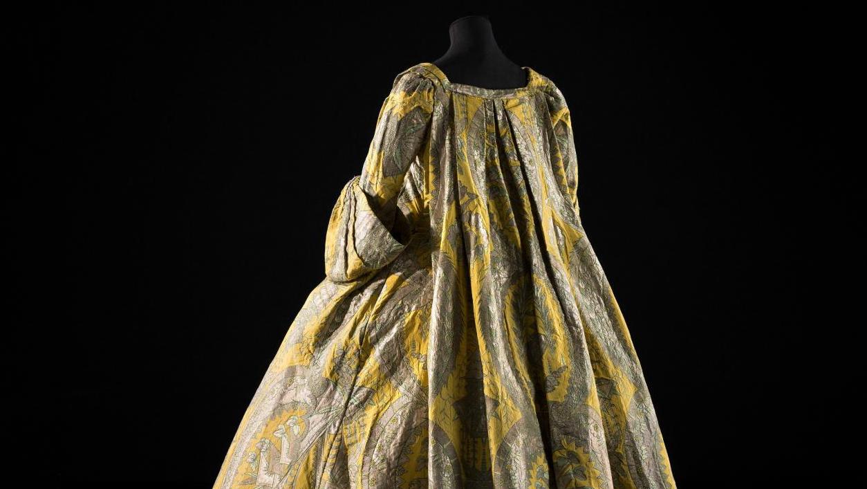 Manteau ou robe de chambre dite aussi « robe volante », étoffe vers 1720 ; robe vers... L’art du paraître au bal des Lumières 