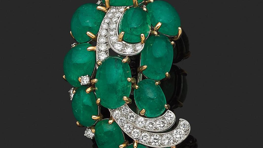 Cartier, bracelet orné d’un motif «cachemire», émeraudes cabochons et diamants ronds,... Cartier, un joaillier inspiré par l'art moghol