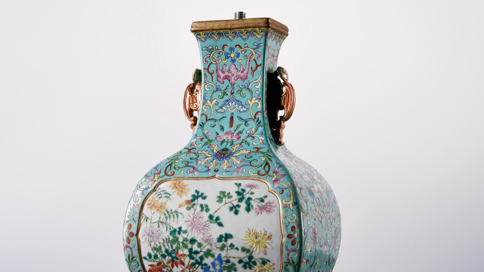Chine, époque Qianlong (1736-1795). Vase en porcelaine de section quadrangulaire,... Trésors de Chine en rose et bleu