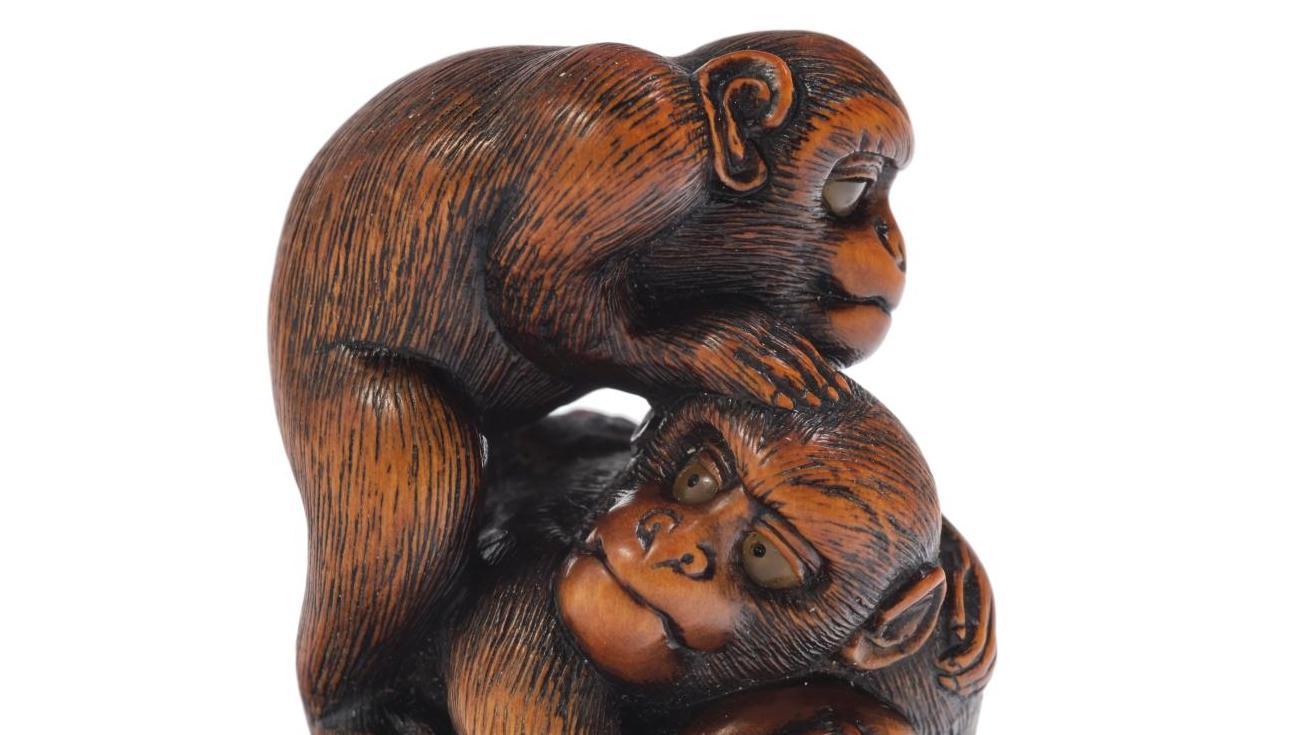 Japon, XIXe siècle. Netsuke en bois figurant deux singes, l’un grimpant sur le dos... Deux singes japonais en hiver