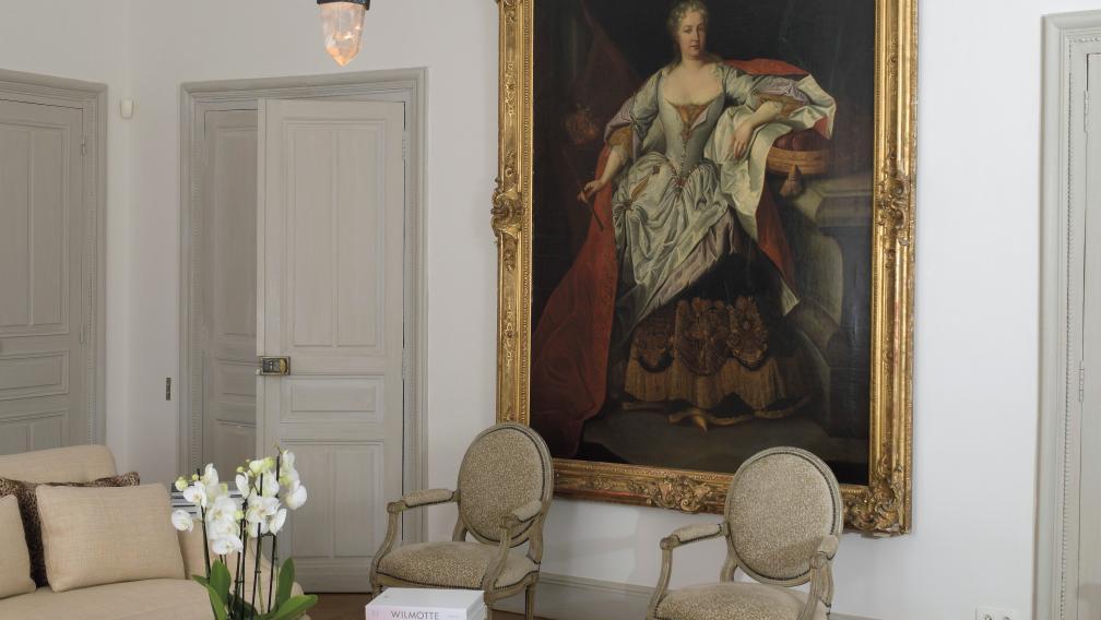 Le salon de l'appartement de Stéphane Bern dans l'hôtel Rousseau associe notamment... L’intérieur parisien de Stéphane Bern