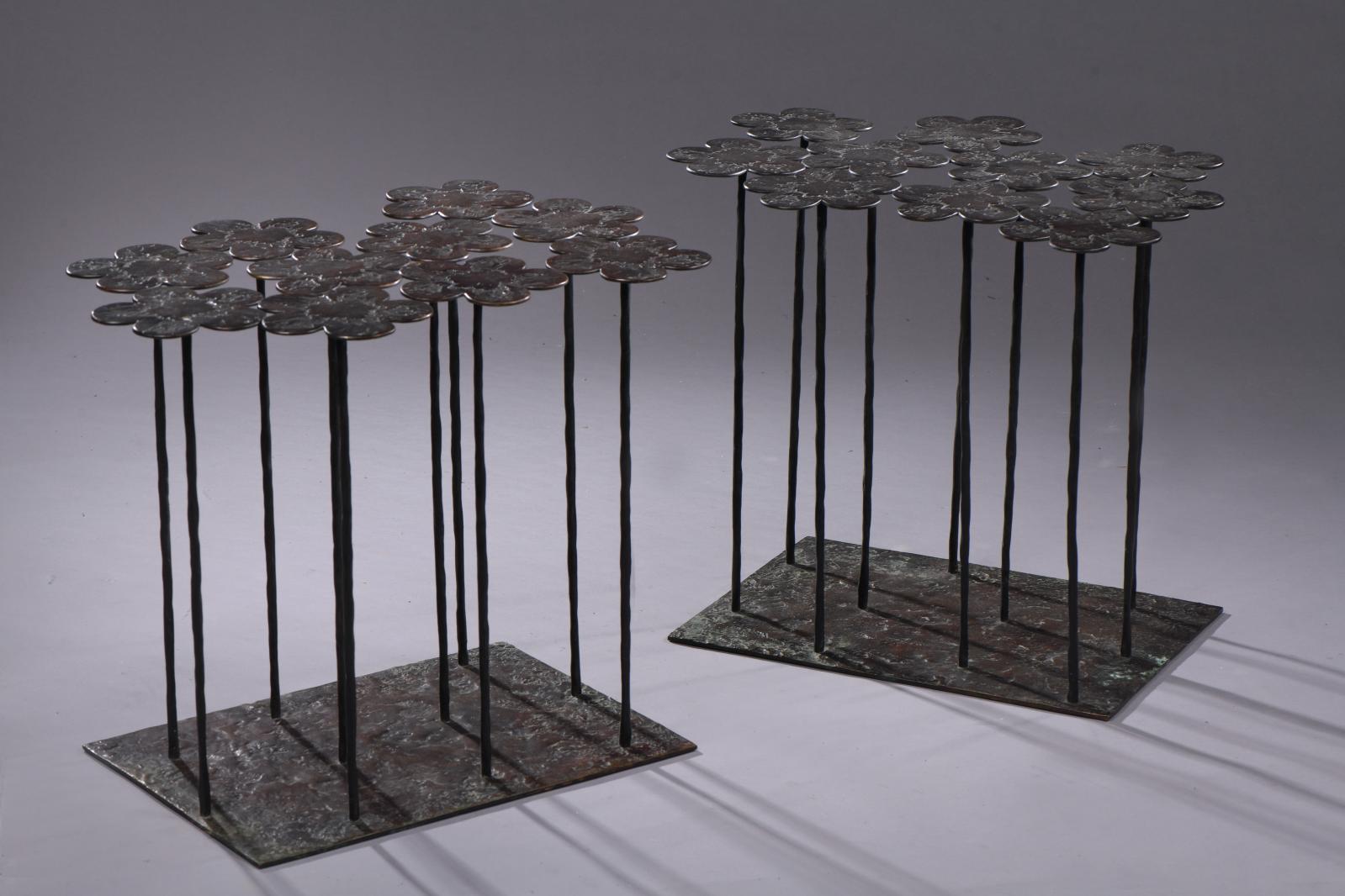 Hubert Le Gall (né en 1961), deux tables Marguerite dix fleurs en bronze patine noire, base rectangulaire d’où s’élèvent dix fleurs, marqu