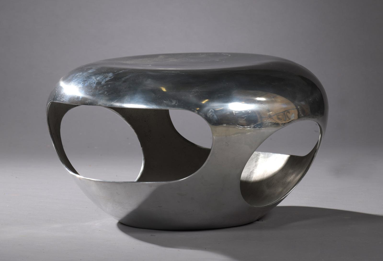 Hervé Van der Straeten (né en 1965), pouf Capsule, vers 2005, aluminium verni. 35 x 58 cm. Estimation : 1 800/2 000 €