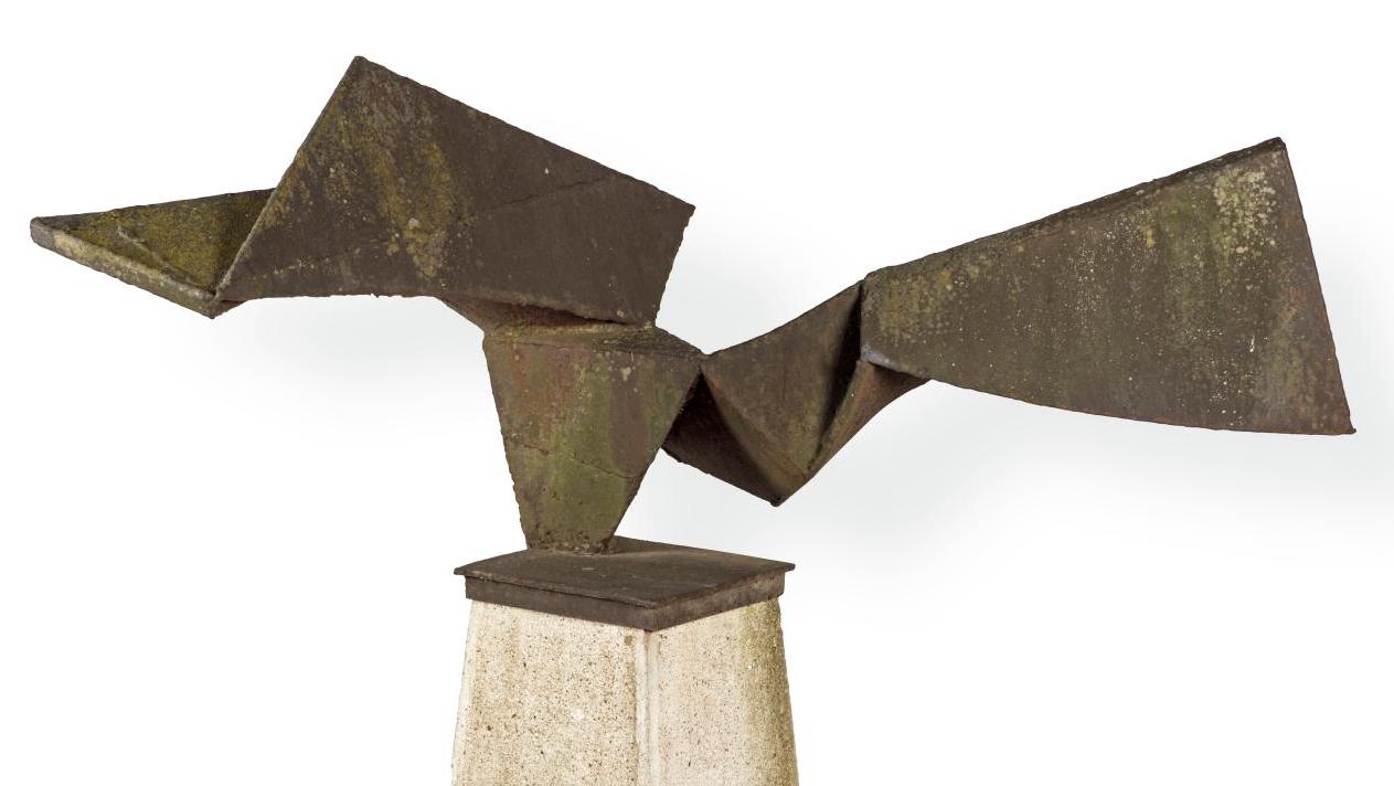 Costas Coulentianos (1918-1995), L’Envol, l’oiseau, sculpture en acier Corten reposant... L’envol d’une sculpture en acier