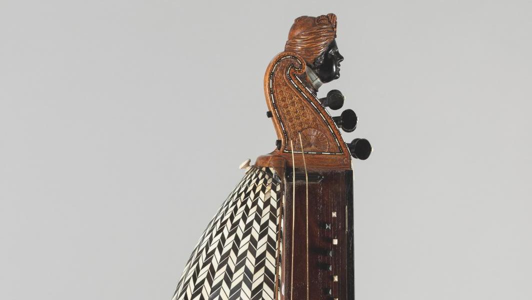 Jean Ouvrard (connu de 1720 à 1748), vielle à roue, Paris vers 1740, tête en ébène... Ivoire : nouveau tour de vis en Europe