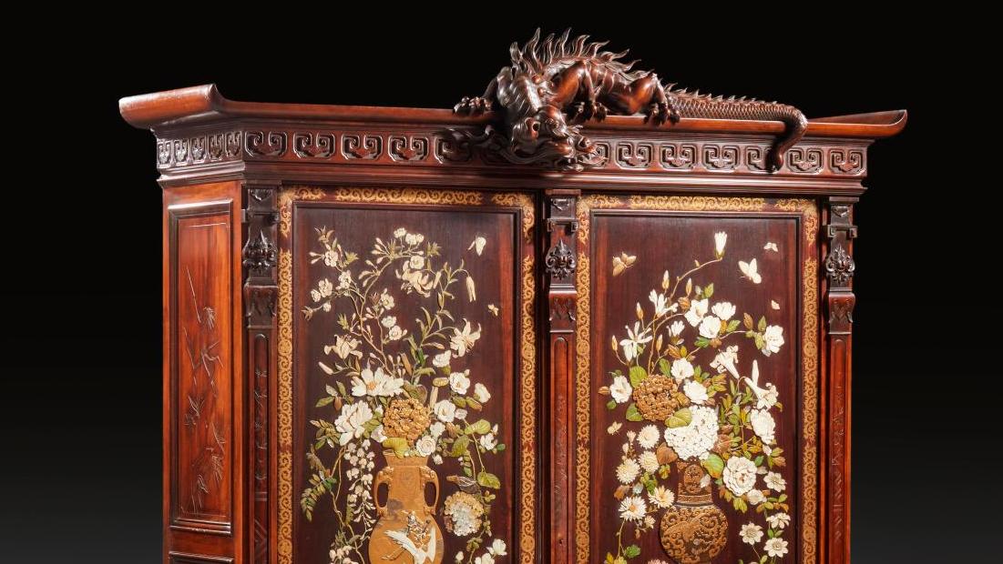Gabriel Viardot (1830-1906), meuble cabinet de présentation en bois teinté à décor... Le japonisme inspiré de Gabriel Viardot et du maître laqueur Masatoshi Hamada
